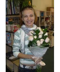 Девушка с букетом роз сотра Талея