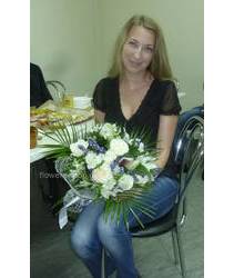 Девушка из г.Сарны с букетом