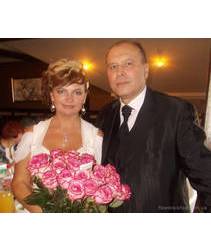 Молодожены с подаренным букетом роз