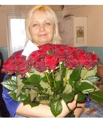 Жительница Джанкоя с букетом роз