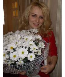 Девушка из Червонограда с букетом ромашек
