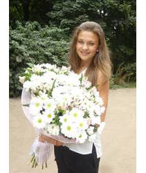 Девушка из Алушты с букетом в момент доставки