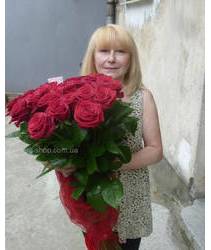 Высокие красные розы в руках у получательницы из Нетешина