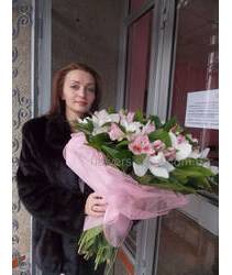 Фото вручения букета из орхидей и альстромерий
