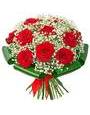 Букет из красных роз с гисофилой и зеленью аспидистры