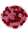 Букет из красных и розовых роз упакованных в сизаль
