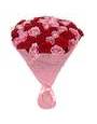 Круглый букет из красных и розовых роз в упаковке