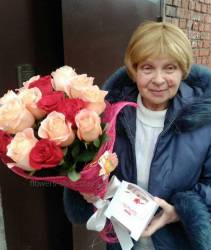 Flowers delivery to Cherkasy Bouquet of roses and sweets courier delivery to the house