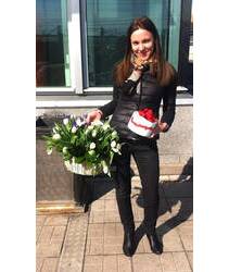 Delivery of flower baskets with candy in Palograde