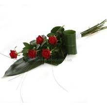 Каскадный букет из красных роз и листьев аспидистры