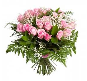 Букет из розовых роз, гипсофилы, рускуса и ледерварена
