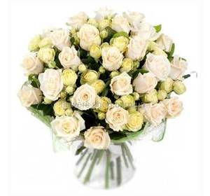 Белые кустовые и одноголовые розы в декоративной органзе