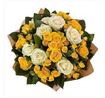 Букет из роз Аваланч и желтых кустовых роз