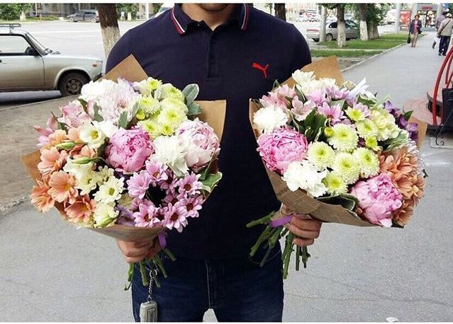 парень с букетами цветов