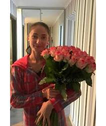 Дівчина з доставленим букетом троянд Bouquet of 51 pink roses delivered in Mirgorod