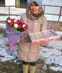 Bouquet of white and red roses with delivery Flowers with delivery to the Dnieper