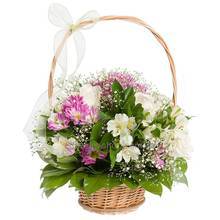 Цветочная корзина из белых роз и альстромерий, розовых хризантем и гипсофилы