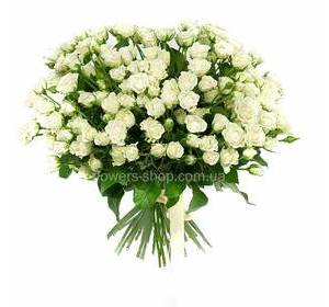 Букет из белых кустовых роз