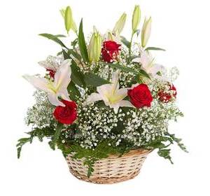 Белые лилии, красные розы и гипсофила в корзине