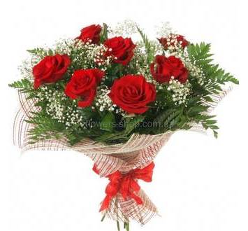 Букет красных роз с гипсофилой, ледервареном, упакован в сетку