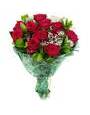 Букет из красных роз, гипсофилы и рускуса, упакованный в сизаль