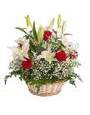 Белые лилии, красные розы и гипсофила в корзине