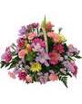 Цветочная корзина с фрезиями, хризантемами, гвоздиками и тюльпанами