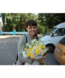 Яркий букет из желтых роз и белых альстромерий