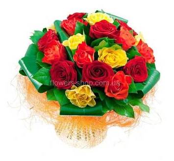 Красные, желтые розы, аспидистра, декоративная упаковка