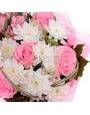 Букет из розовых роз и белых хризантем, берграсс
