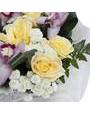 Круглый букет с орхидеями, розами, мелкими хризантемами, в декоративной упаковке