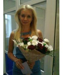 У м.Миколаїв доставлений букет червоних троянд і білих альстромерій