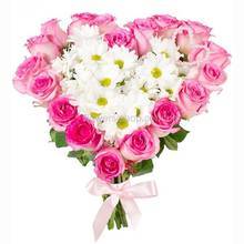 Букет в форме сердца из роз и хризантем