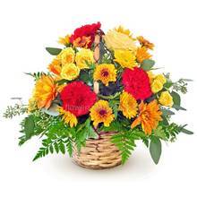 Корзина с желтыми розами и хризантемами, гвоздиками и декоративной зеленью
