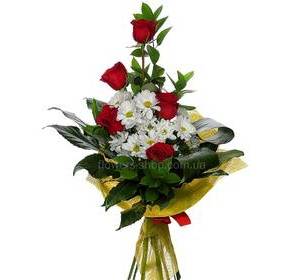 Букет с розами и хризантемами, аспидострой, салалом, упакованный в сизаль