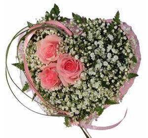 Композиция в форме сердца из розовых роз, гипсофилы, зелени ледерварена и берграсса