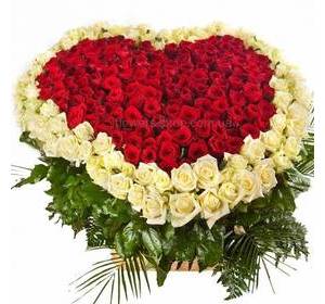 Сердце из красных и белых роз, с зеленью ледерварена в корзине