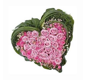 Сердце из розовых роз, бувардии, зелени аспидистры и берграсса
