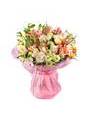 Букет из персиковых альстромерий, роз и хризантем, берграссом, флористической бумагой