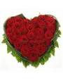 Сердце из красных украинских роз с декоративной зеленью