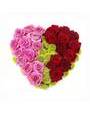 Сердце из красных и розовых роз, с зелеными хризантемами 
