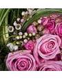 Розовые розы, бувардия, зелень берграсса и аспидистры
