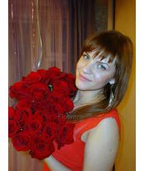 Девушка с доставленным букетом роз