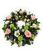 Круглый венок из хризантем, роз, гвоздик и фиолетовых эустом