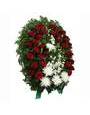 Овальный венок на похорона с красными розами, одиночными хризантемами и дендробиумом