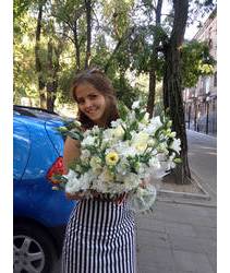 Белоснежный букет из роз и эустом 