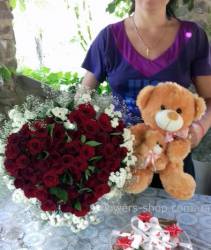 Delivery of a birthday present in Chernivtsi Flowers, a toy and a cake are delivered to Chernivtsi